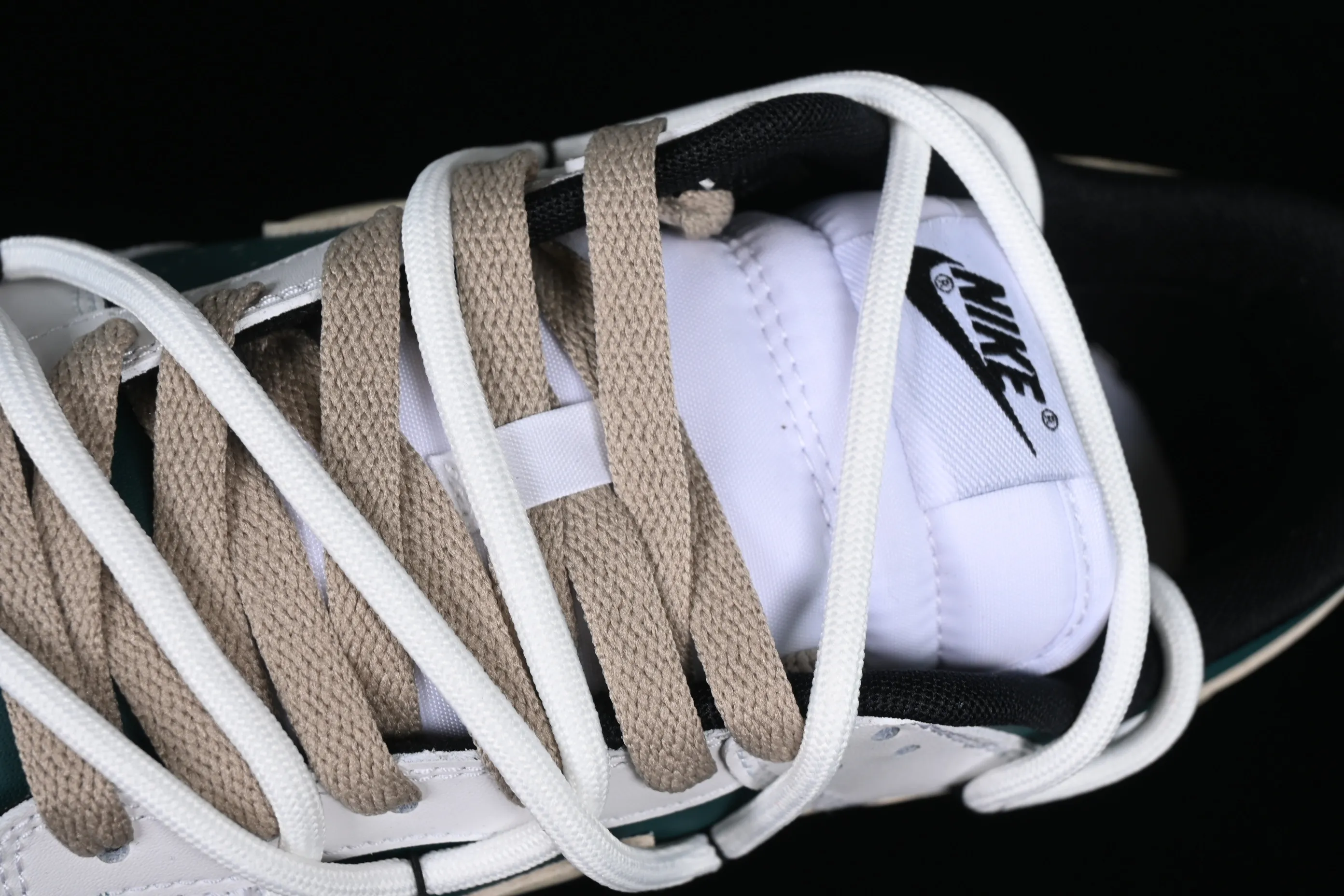 All Categories Nk SB Dunk Series Nk SB Dunk Low Low-top sneakers Nk Dunk Low Explore the limits Green, white and brown SB strappy low-top casual sneakers FD9762-061